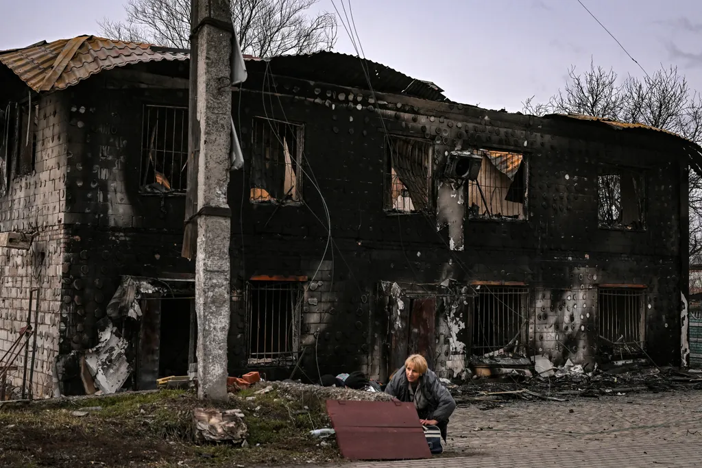 Ukrán válság 2022, orosz, ukrán, háború, Ukrajna, Bucsa, rakétatámadás, romok, háborús károk, kiégett épület 