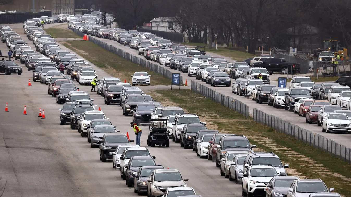 Dallas, 2021. február 11.
Az új koronavírus elleni védőoltásért állnak sorban járművek egy autósoknak a Fair Parkban létesített oltópontnál, a texasi Dallasban 2021. február 10-én. Az egészségügyi hatóság az oltási folyamat gyorsításának érdekében tette l