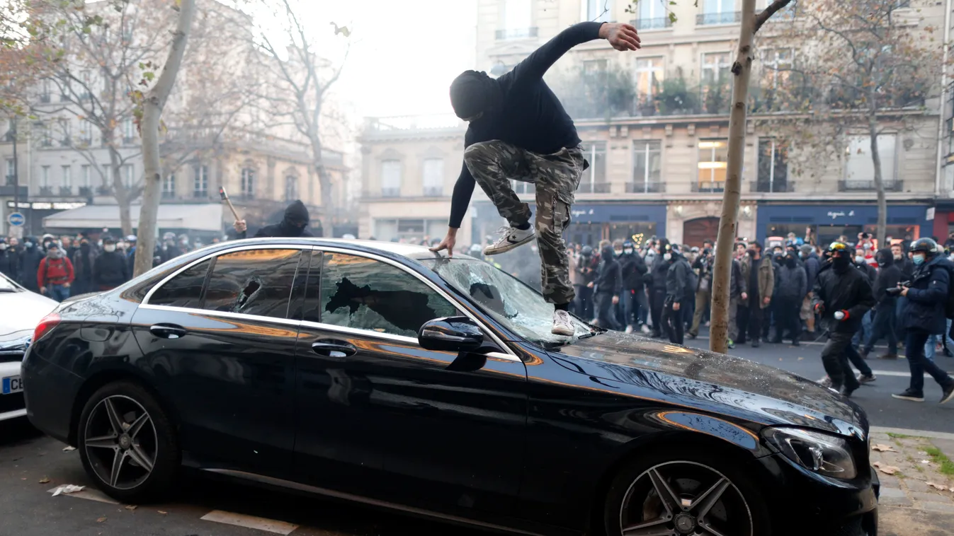 tüntetés, Franciaország, sajtószabadság, rendőri erőszak, gyújtogatás, rongálás, tömeg, 2020.11.28. 