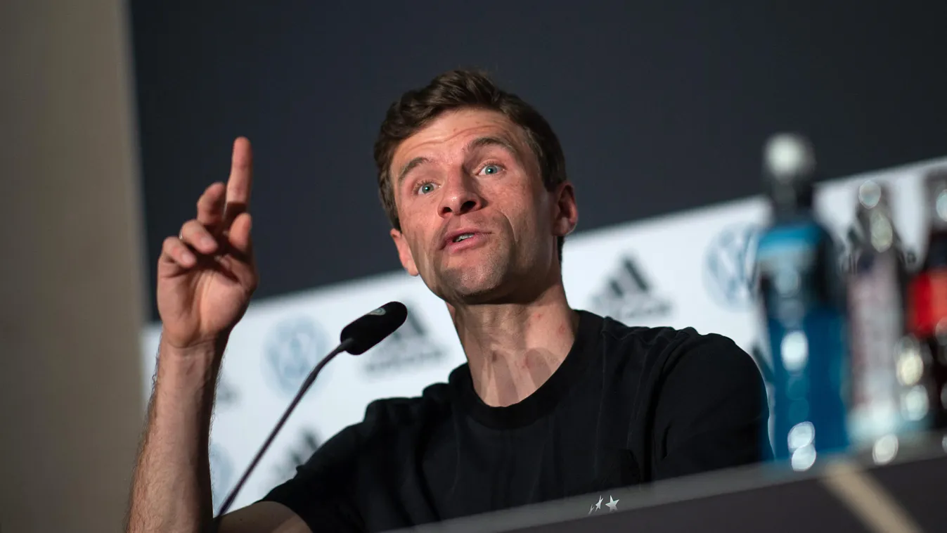 National team - Press conference Sports soccer National team Single Thomas Müller Horizontal GESTURES 