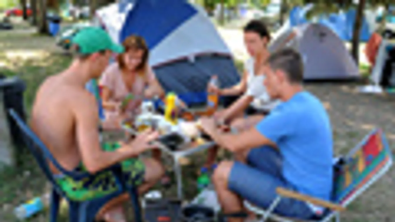 Lengyel fiatalok reggeliznek a hajdúszoboszlói Thermal Campingben, kemping