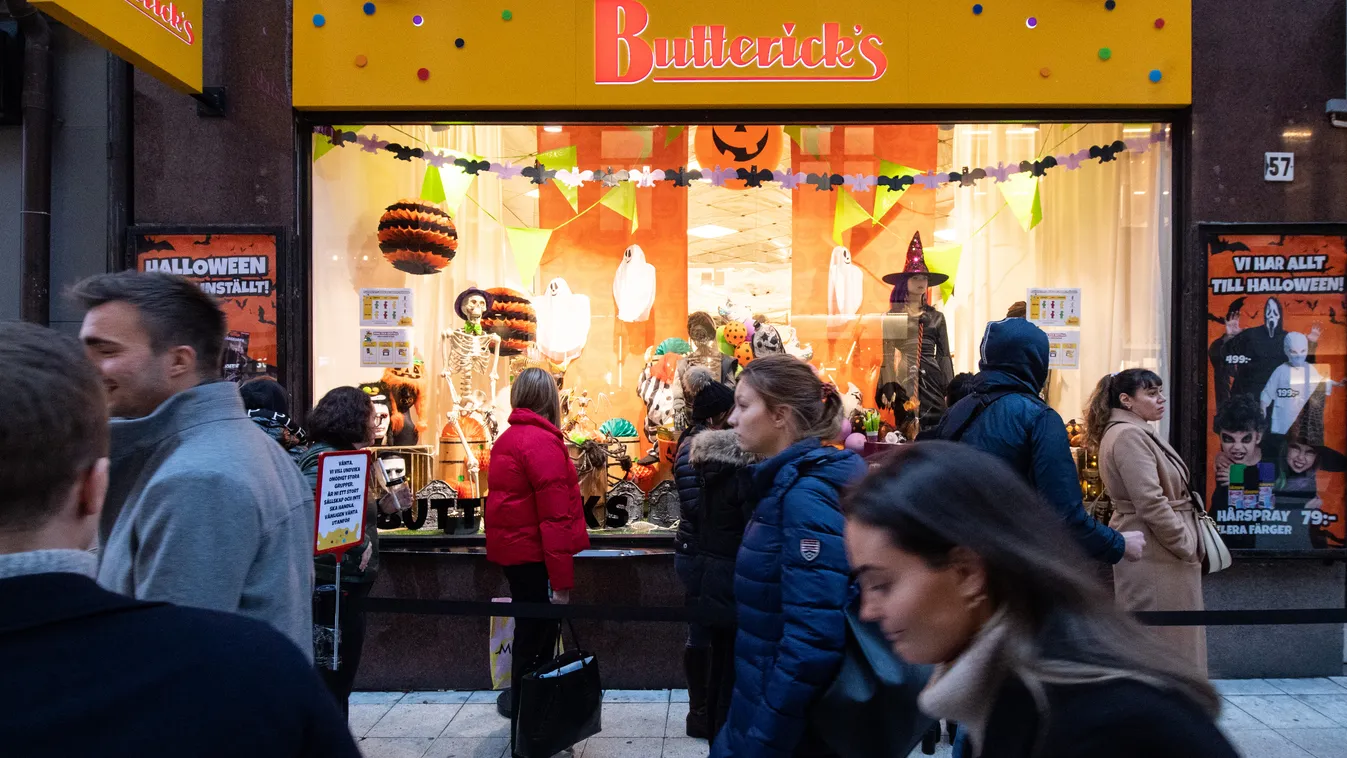 Horizontal People queue outside a shop selling Halloween costumes in central Stockholm on October 30, 2020, during the coronavirus (Covid-19) pandemic. - The Public Health Agency of Sweden has tightened their recommendations for five regions in Sweden due