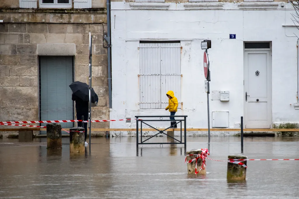 Szajna, folyó áradás, árad, víz, Franciaország,  2021.02.09.   Massive Floods In Saintes, France Saintes - France FLOOD Flooding NEws Weather Extrme Weather Conditions February 8 2021 