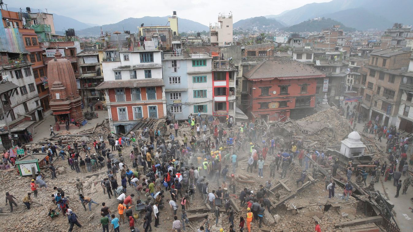 Katmandu, 2015. április 25.
Túlélők után kutatnak egy összeomlott ház romjai között Katmanduban 2015. április 25-én, miután a térségben 7,9-es erősségű földrengés pusztított. Az Egyesült Államok földtani intézetének mérései szerint a rengés középpontja Ka