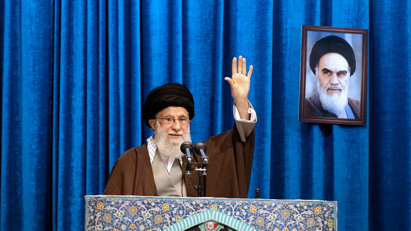 HAMENEI, Szajed Ali Teherán, 2020. január 17.
A Hamenei ajatollah sajtóirodája által közreadott képen Ali Hamenei ajatollah, Irán legfőbb vallási és politikai vezetője a hívőknek integet az általa vezetett pénteki ima után Teheránban 2020. január 17-én. H