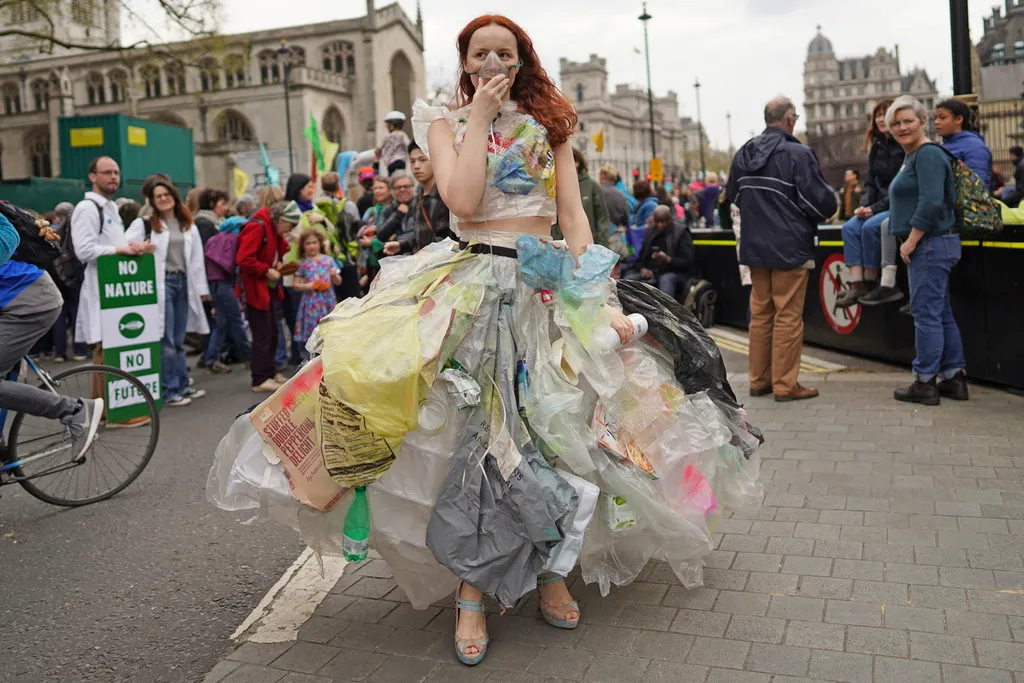 A Föld napja a világban
Az Extinction Rebellion mozgalom környezetvédő aktivistái a klímaváltozás megállítását követelik Londonban 2023. április 22-én, a Föld napján. Ezen a napon a világ országaiban különféle akciókkal hívják fel a figyelmet a környeze 