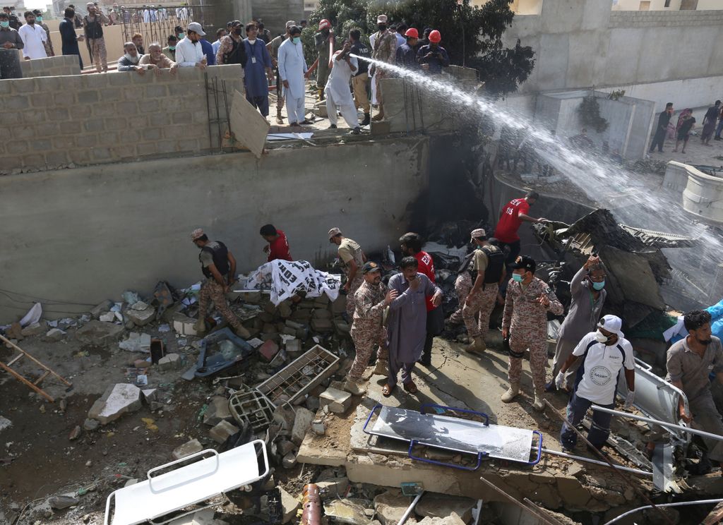 Karacsi, 2020. május 22.
Az egyik áldozat holttestét viszik hordágyon a Karacsiban történt repülőgép-baleset helyszínén 2020. május 22-én, miután nem sokkal a landolás előtt lakónegyedre zuhant egy utasszállító repülőgép. A pakisztáni légitársaság A320 típusú gépének a fedélzetén hétfős legénység, valamint 99 utas tartózkodott a szerencsétlenség idején, senki nem élte túl a balesetet.
MTI/AP/Faríd Hán 