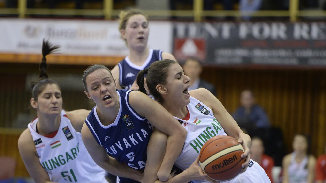 Krivacevic Tijana (j) és a szlovák Dominika Baburová (k) a női kosárlabda Európa-bajnoki selejtező E csoportjának harmadik fordulójában játszott Magyarország - Szlovákia mérkőzésen a pécsi Laubert Dezső Sportcsarnokban 