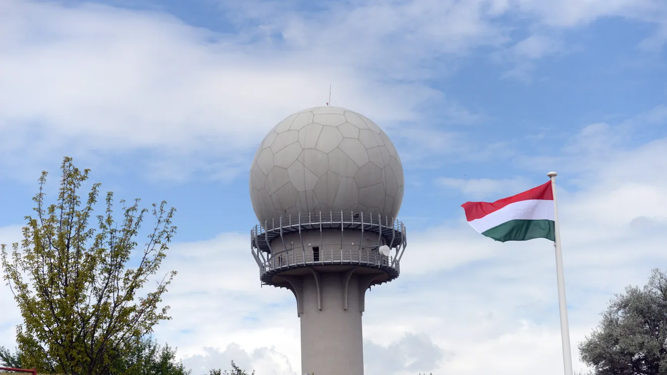 Medina, 2015. július 14.
A másnaptól hadrendbe álló medinai háromdimenziós NATO-radar 2015. július 14-én, az ünnepélyes átadás napján. Az új radarkomplexummal teljessé válik a magyar légtérellenőrzés.
MTI Fotó: Kiss Dániel 