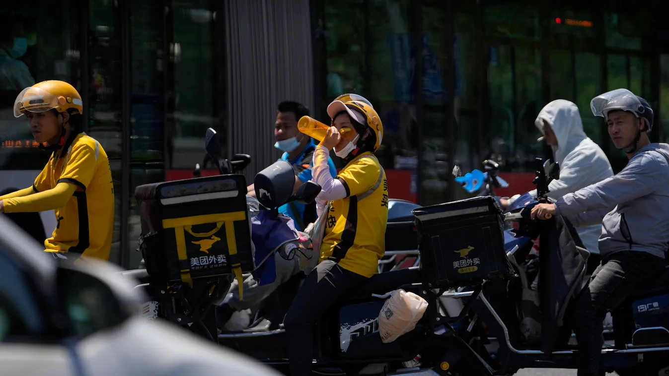 Peking, 2023. június 21.
Motoros futár iszik Pekingben 2023. június 21-én, amikor a levegő hőmérséklete eléri a 38 Celsius-fokot a kínai fővárosban.
MTI/AP/Andy Wong 