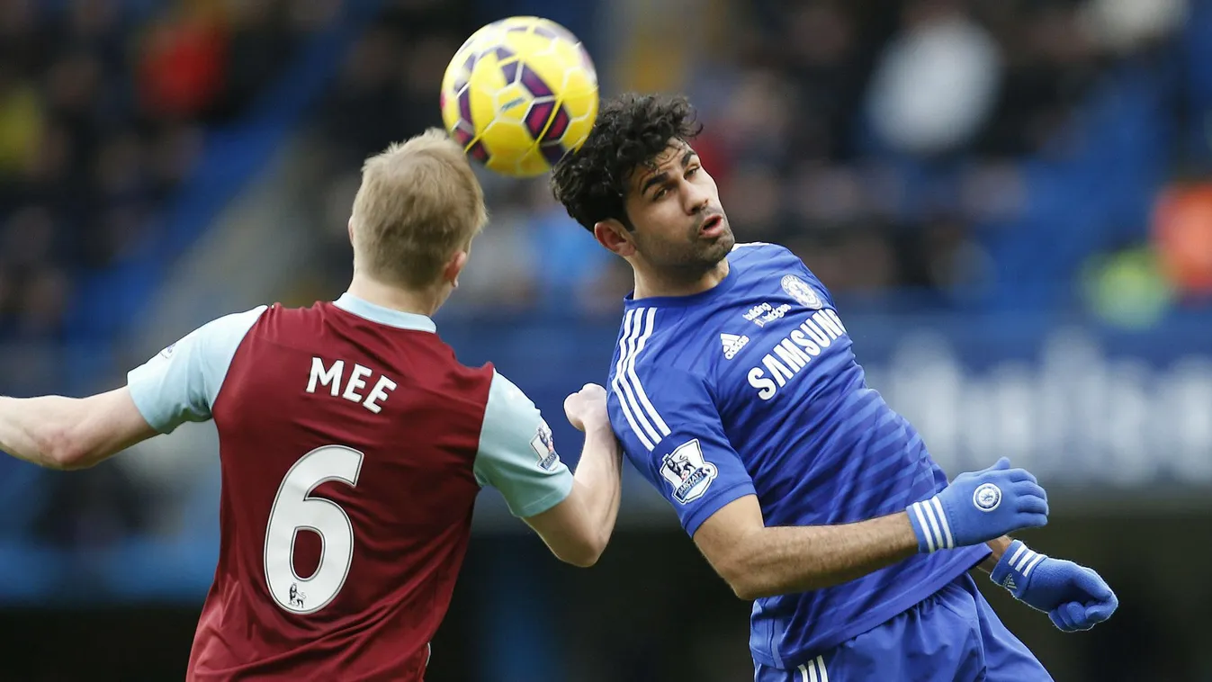 Diego Costa, a Chelsea (j) és Ben Mee, a Burnley FC játékosa 