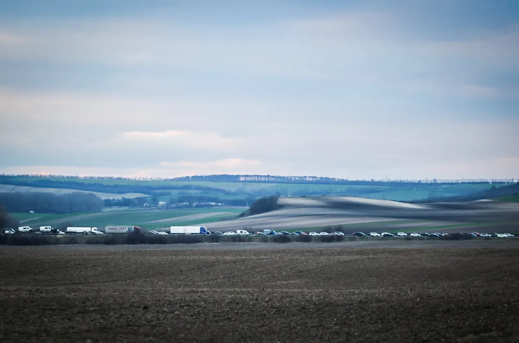 M1, autópálya, baleset, 26-os kilométer, személyautók, kamion, ütközés, kigyulladt autók, karambol, 2023. 03. 11. Pest vármegye határa, Mány, Bicske, Zsámbék 