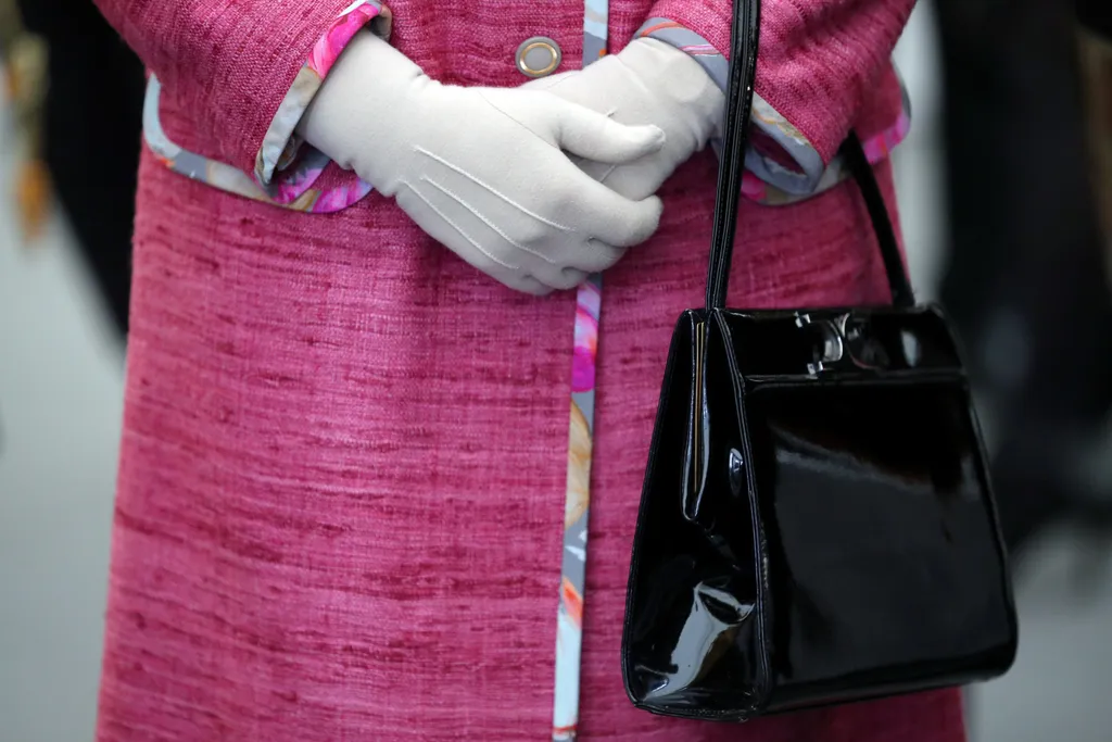 II. Erzsébet brit királynő, táskája, táska, Launer London kézitáska, kézitáska 