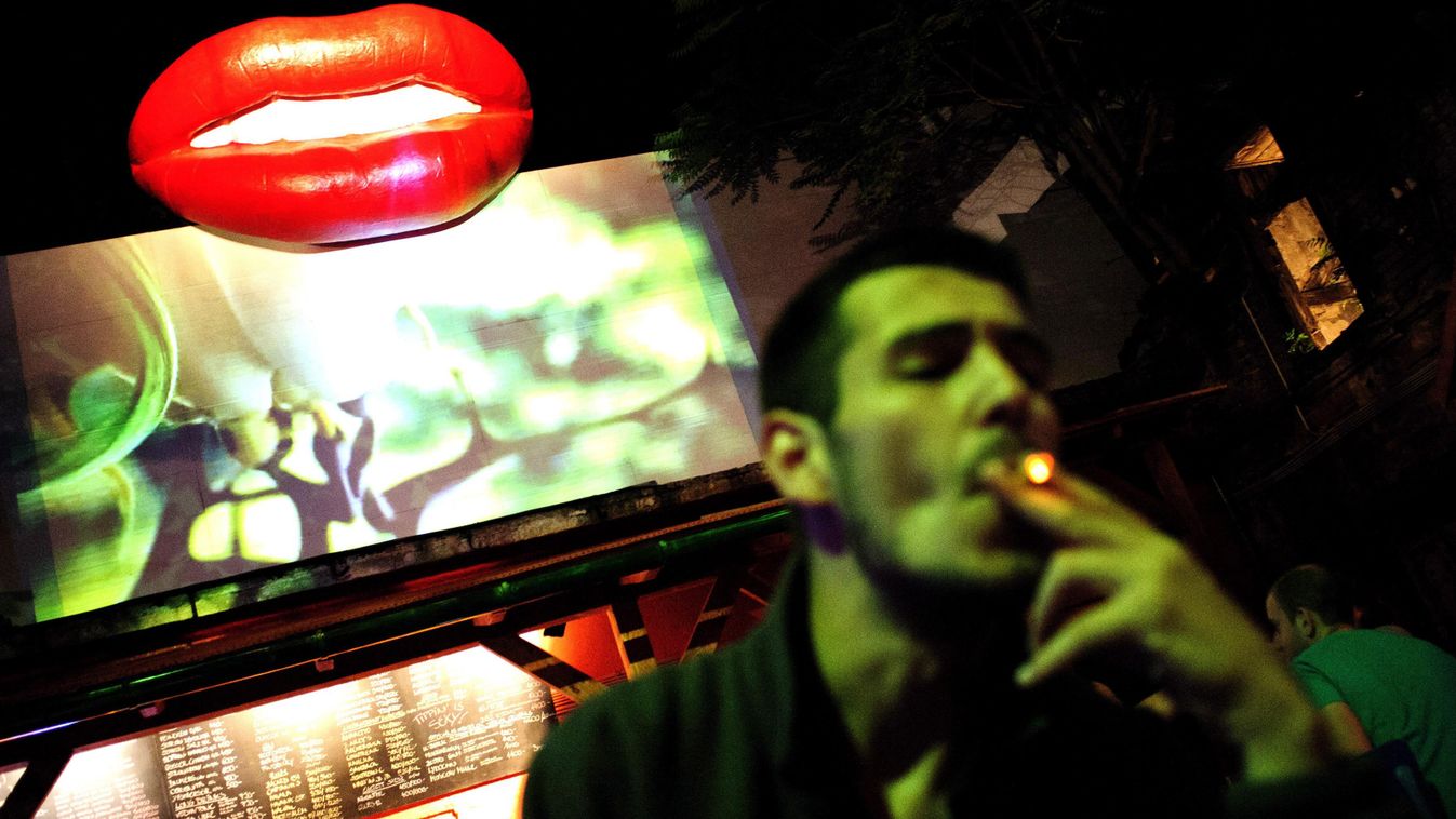 legénybúcsú cigarettázik dohányzik ÉPÜLET fiatal HÉTKÖZNAPI kocsma romkocsma SZEMÉLY Budapest, 2012. június 29. 