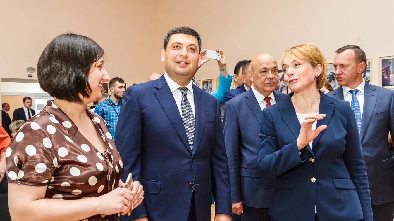HROJSZMAN, Volodimir; Volodomir Hrojszman ukrán miniszterelnök meglátogatta a 10. Számú Dayka Gábor Magyar Tannyelvű Középiskolát Ungváron 