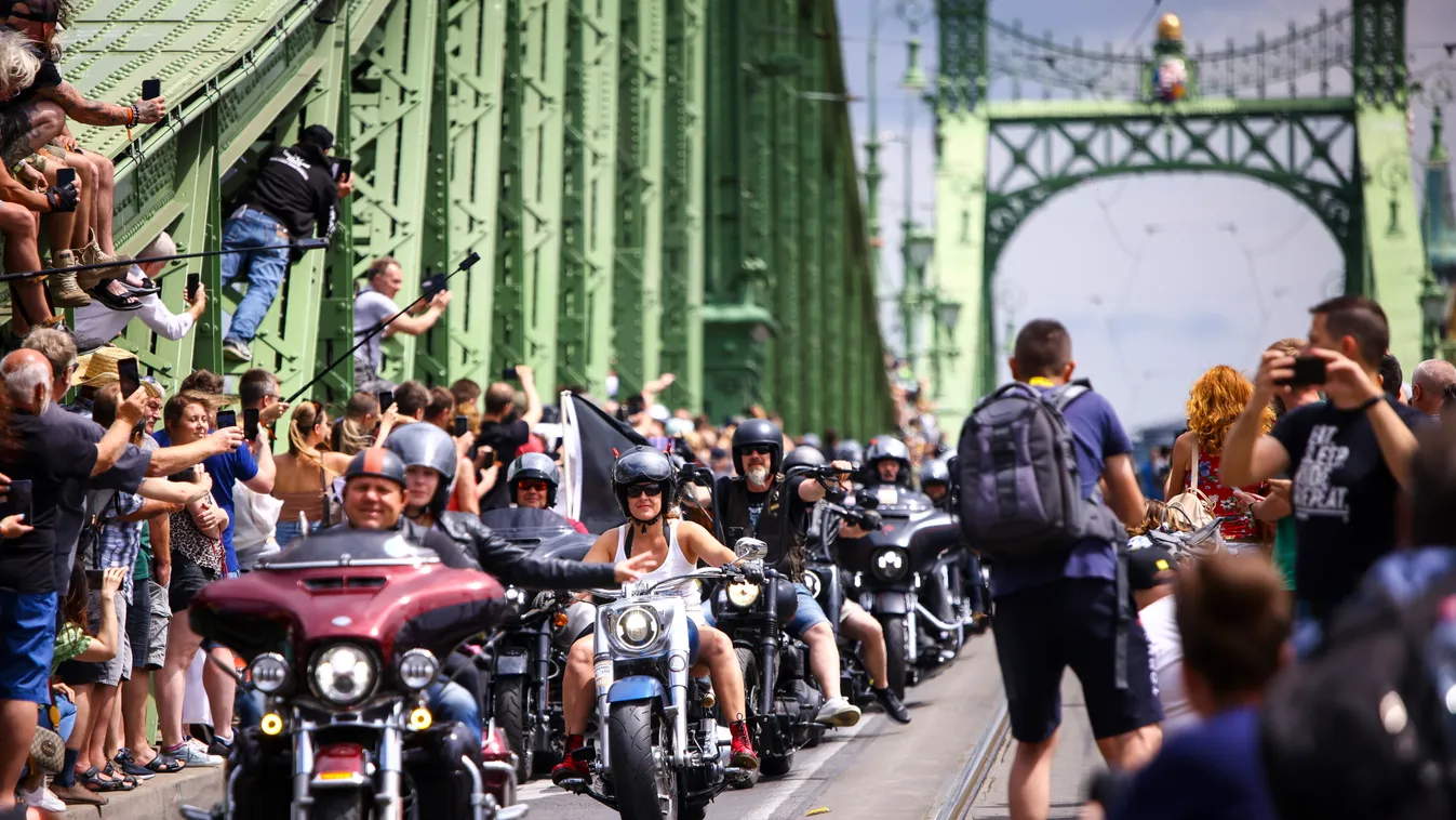 Budapest, Motorosok a Harley-Davidson amerikai motorkerékpár-gyártó fennállásának 120 éves jubileuma alkalmából szervezett budapesti fesztivál, Szabadság híd, 2023. 06. 24. 