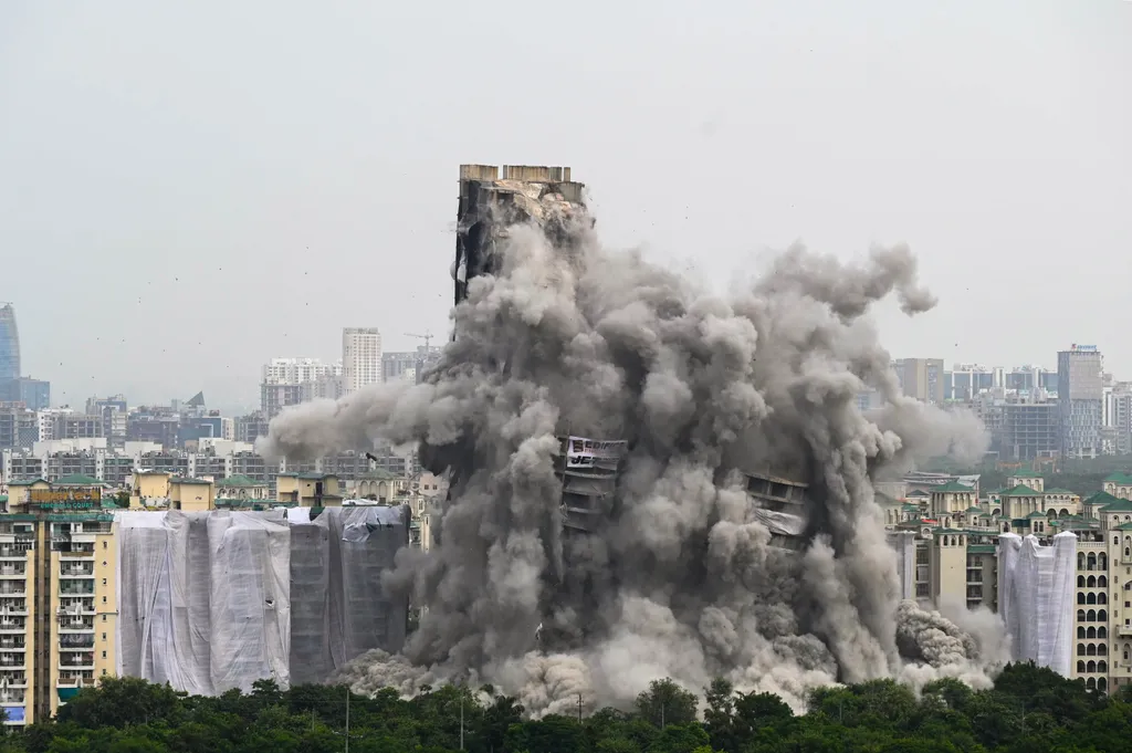 Nodia, felhőkarcoló, toronyház, épület, robbantás, megsemmisítés, india, bontás 