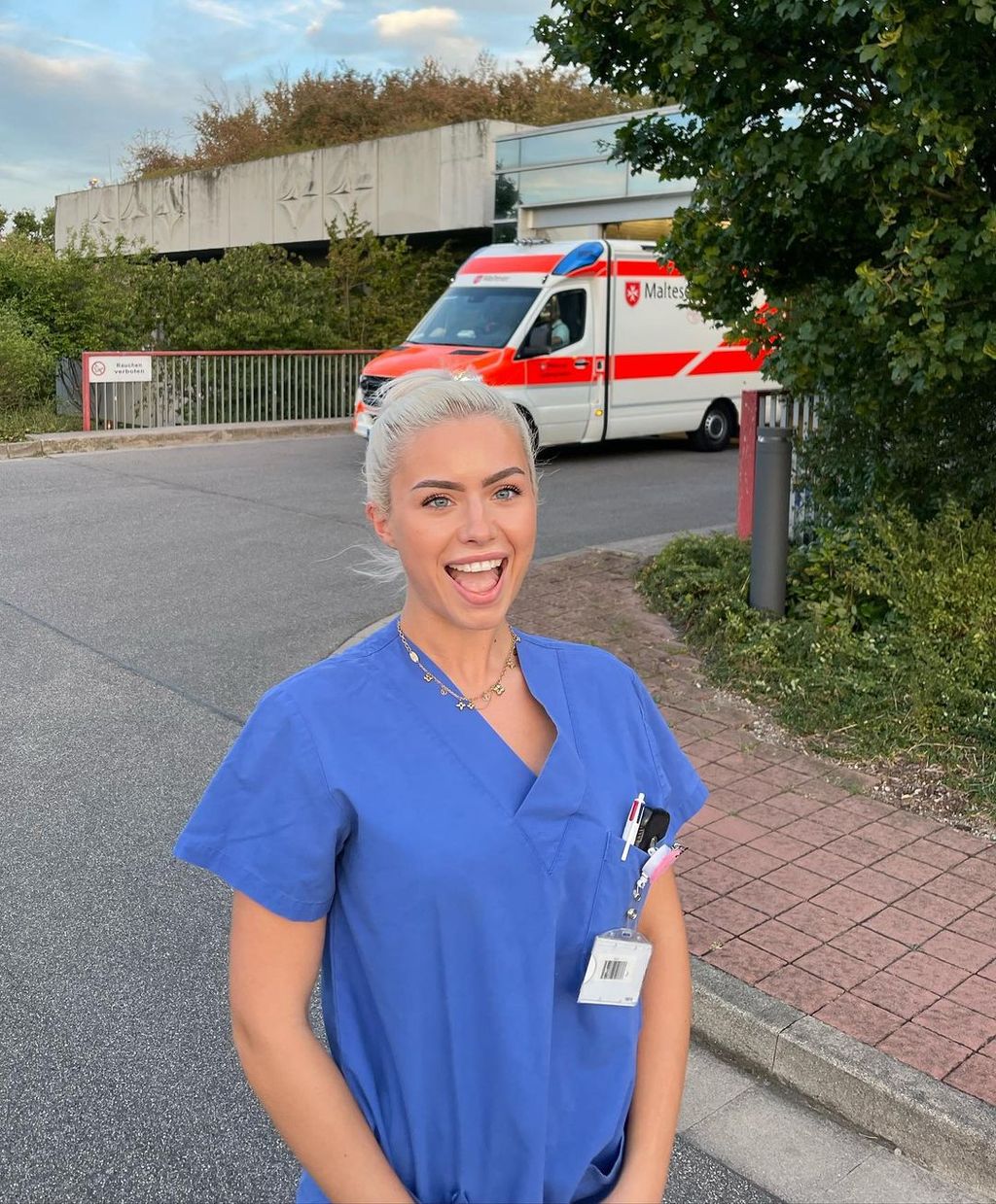 Amikor Kim épp nem a Dortmundnak szurkol, akkor életeket ment a kórházban, ugyanis nővérként dolgozik 