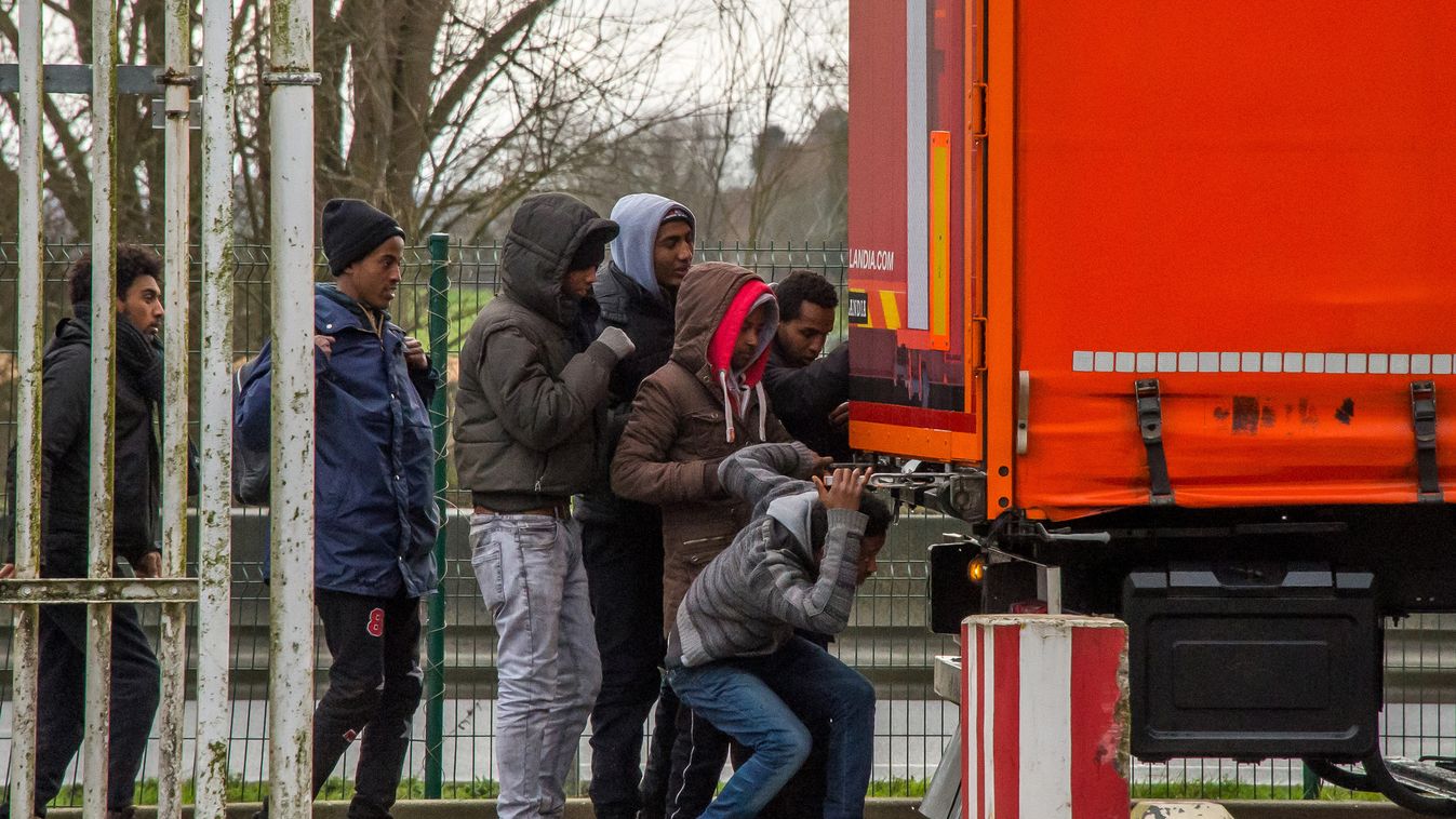 TOPSHOTS Horizontal MIGRATION AND IMMIGRATION IMMIGRANT GAS STATION LORRY MIGRANT Migrant men open the back of a semi-trailer at a service station off the A25 autoroute in Steenvoorde France on February 27, 2017. / AFP PHOTO / PHILIPPE HUGUEN 