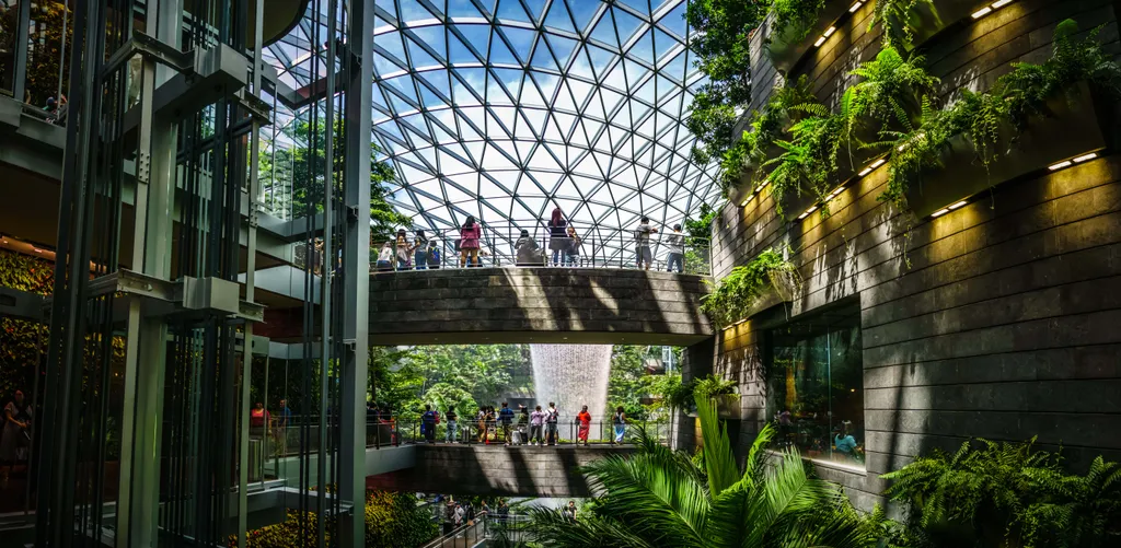 Singapore, beltéri vízesés szingapúr repülőtér 