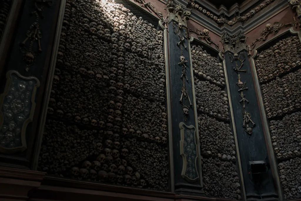 Hátborzongató a több ezer koponyával borított kis kápolna fala Milánóban, galéria, 2023 