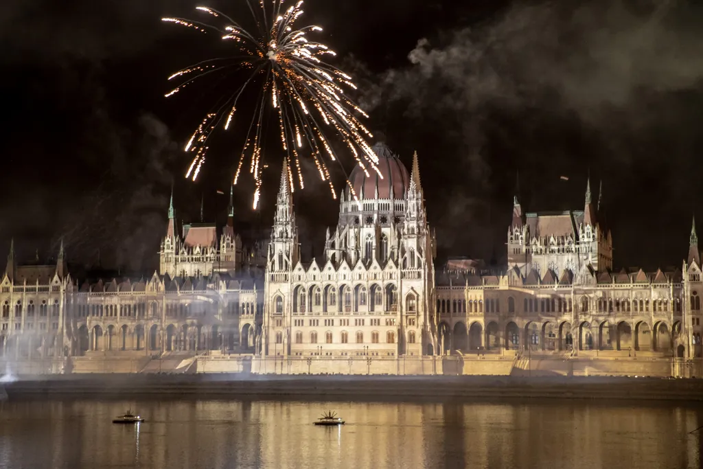 Tűzijáték, Budapest, 2022.08.27., tömeg, „Tűz és fények játéka" című műsor, fényfestés, drónshow, 5 rész 