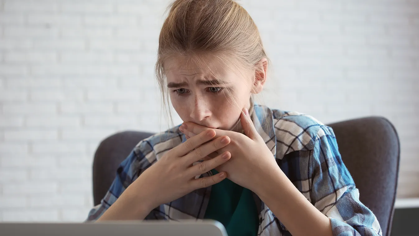 ijedt fiatal lány laptop Az online zaklatás formái 