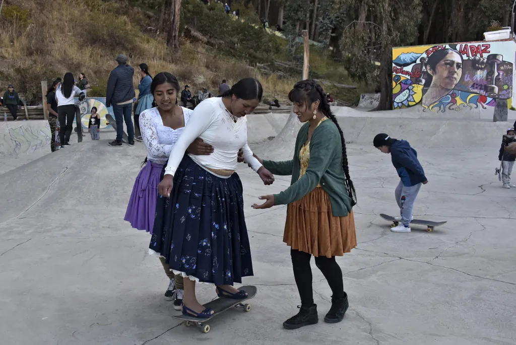 Női bolíviai őslakosok gördeszkázni tanulnak népviseletben, Bolívia, gördeszka, gördeszkésok, deszkás, deszkások, nők, hölgyek, gördeszkás nők, népviselet 