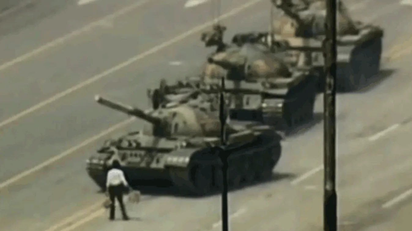 1989 júniusában egy férfi a saját testével próbálta meg megállítani a Tienanmen téri tüntetők ellen kivezényelt tankokat. 