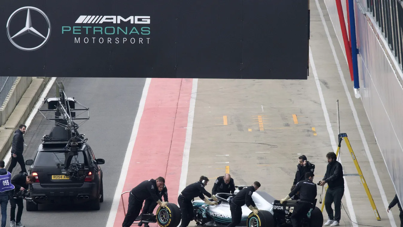 Forma-1, Valtteri Bottas, Mercedes-AMG Petronas, Mercedes W09 bemutató, Silverstone, Mercedes-Benz ML-osztály 