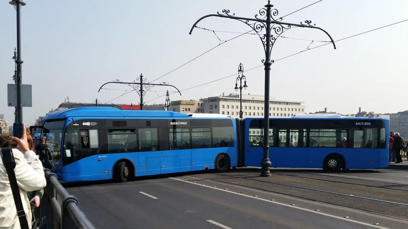 Margit híd busz keresztbe álló busz 