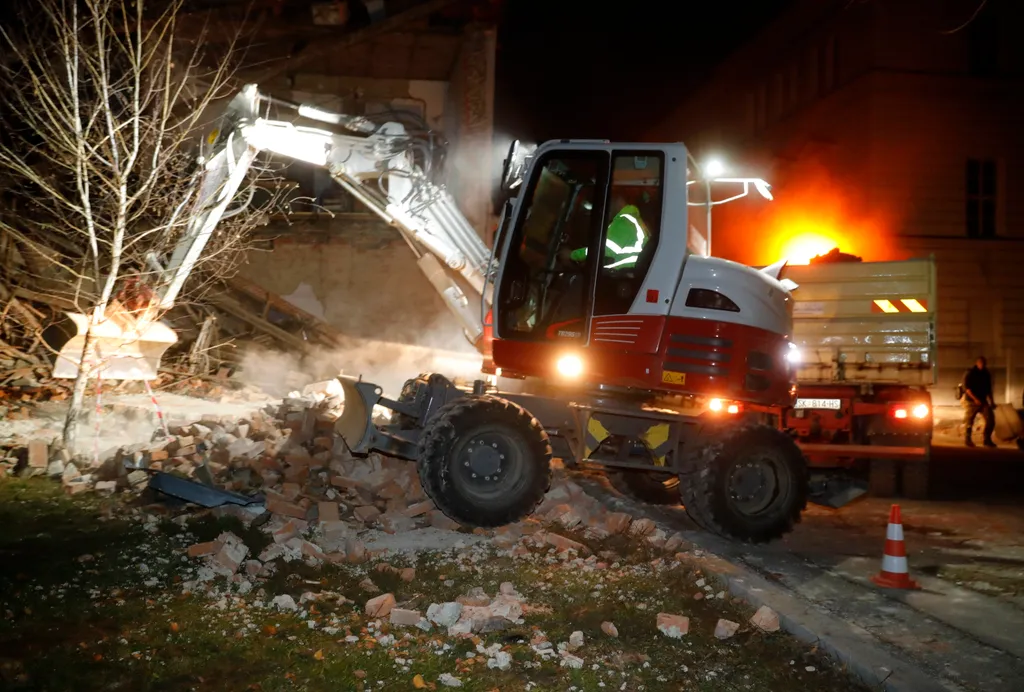 Horvátország, földrengés 2020.12.30. earthquake  ÁLTALÁNOS KULCSSZÓ EGYÉB TÁRGY ÉPÜLET markoló munkagép rom romeltakarítás TÁRGY 
