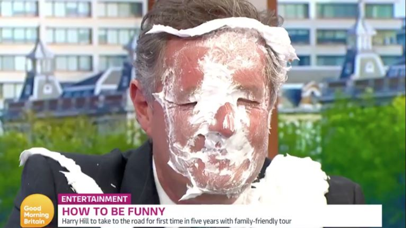 Piers Morgan arcába tortát dobtak 