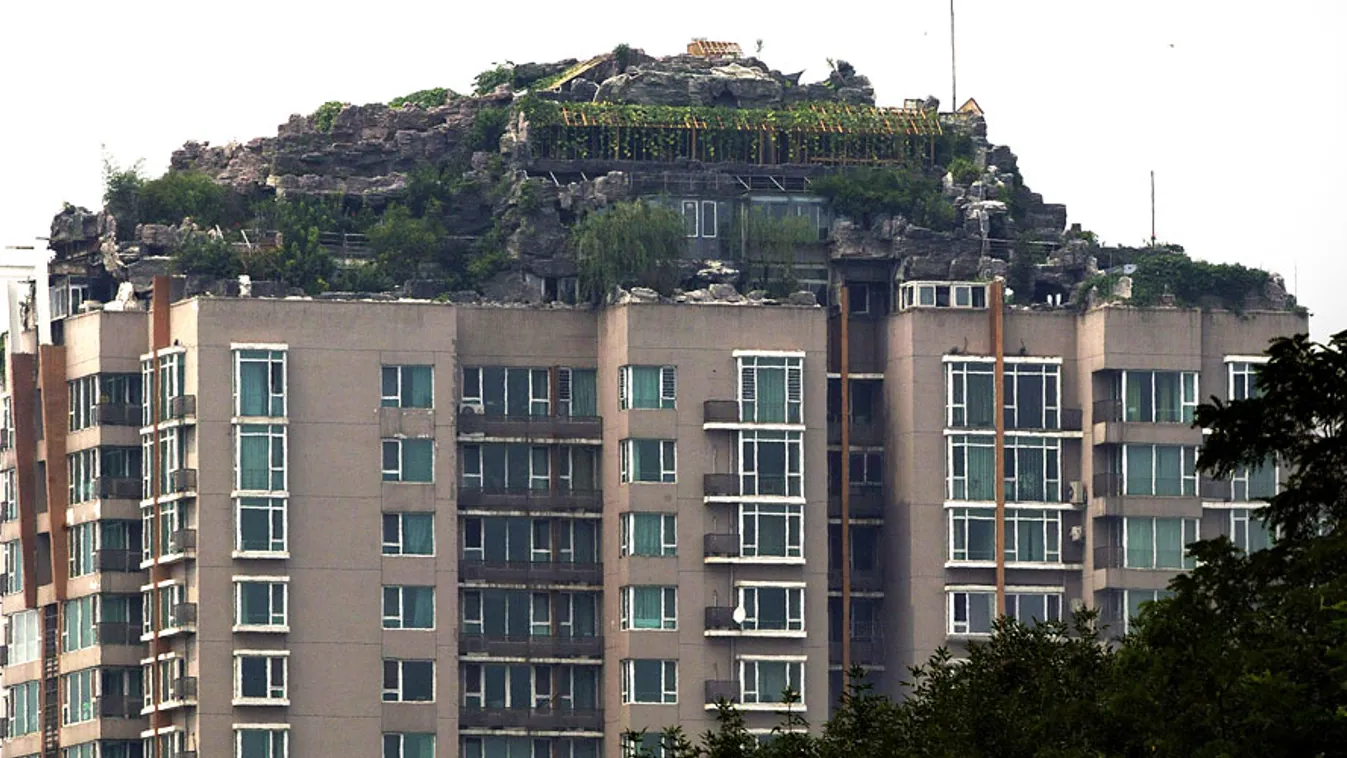 Sziklakertbe ágyazott villa egy 25 emeletes lakóház tetején, a kínai főváros Hajtien kerületében