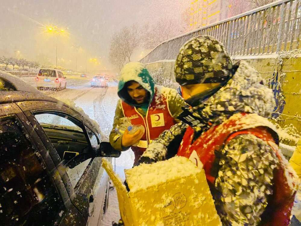 Havazás Törökországban 2022.01.Turkish Red Crescent deliver aid to stranded in Istanbul due to snowfall snow,Turkish Red Crescent Horizontal 