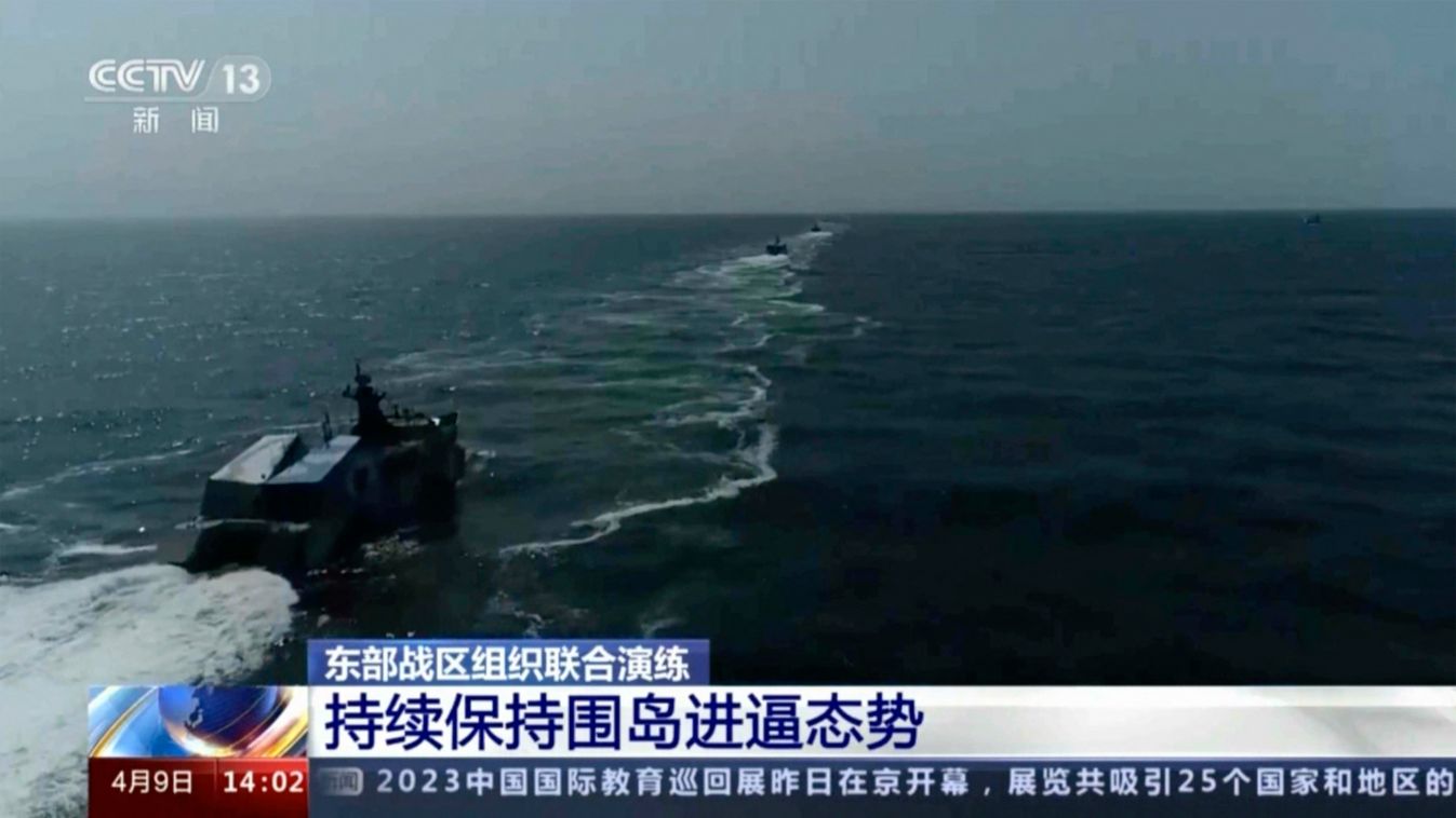 CAJ Jing-ven Dél-kínai-tenger, 2023. április 10.
A Kínai Központi Televízió (CCTV) által közreadott, videófelvételről készült képen kínai hadihajók részt vesznek egy hadgyakorlaton a Tajvani-szorosban 2023. április 9-én. Egy nappal korábban Caj Ing-ven ta