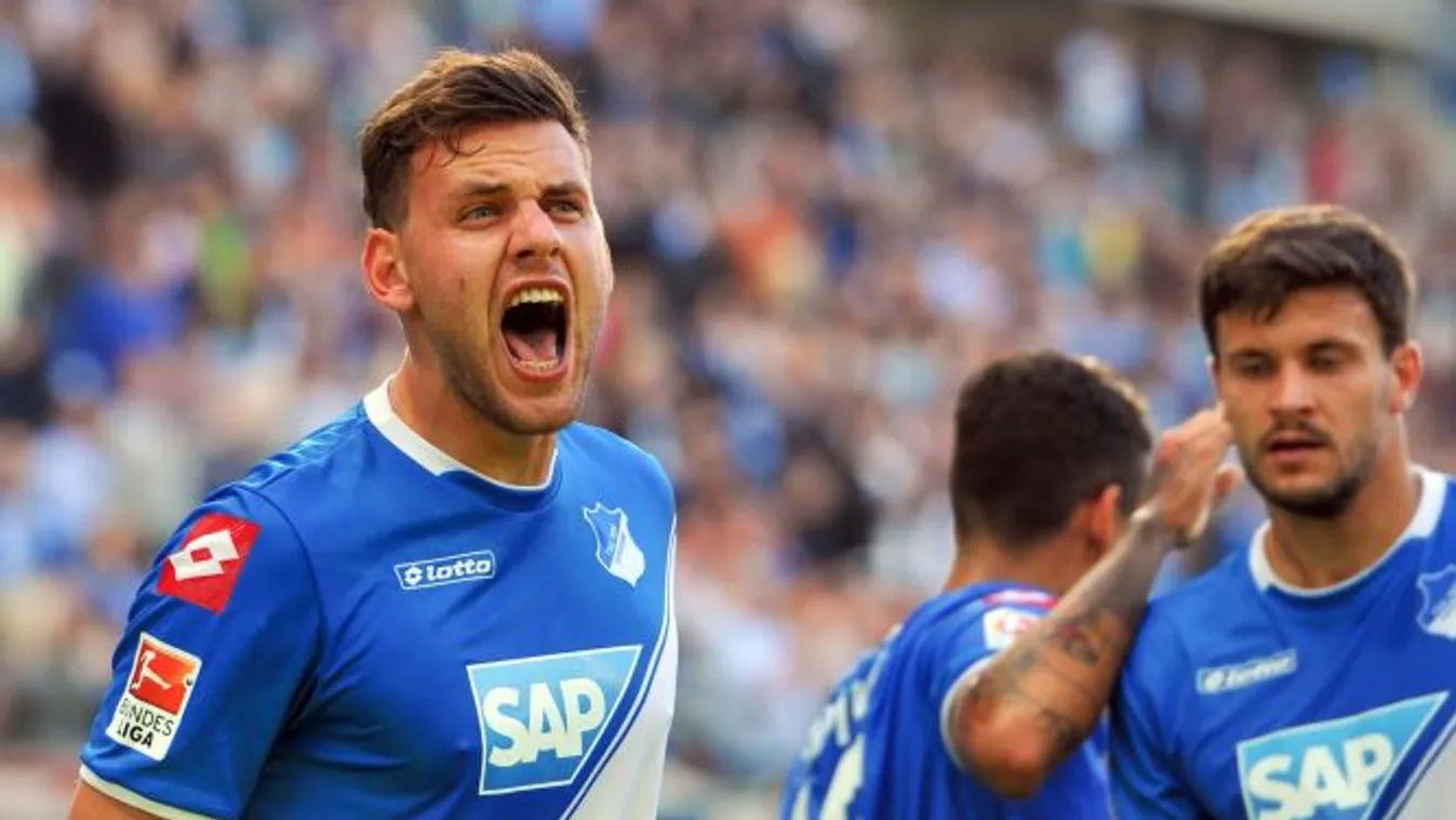 Sinsheim, 2014. október 4.
Szalai Ádám, az 1899 Hoffenheim magyar csatára (b) a Schalke 04 ellen szerzett gólja után a német első osztályú labdarúgó-bajnokság 2014. október 4-i mérkőzésén a sinsheimi Rhine-Neckar Arénában. (MTI/EPA/Uwe Anspach) 