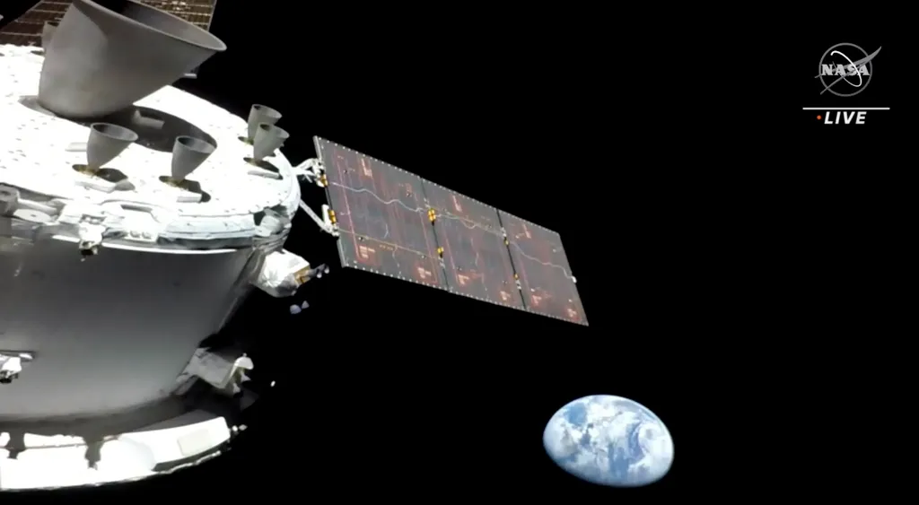 Amerikai holdrakéta tesztje
A NASA TV videófelvételéről rögzített kép az Orion amerikai Hold-űrhajóról és az egyik kamerája által a Földről készített felvételről 2022. november 16-án. Az űrhajó fedélzetén csak három kísérleti bábu utazik, a rajtuk elhelye