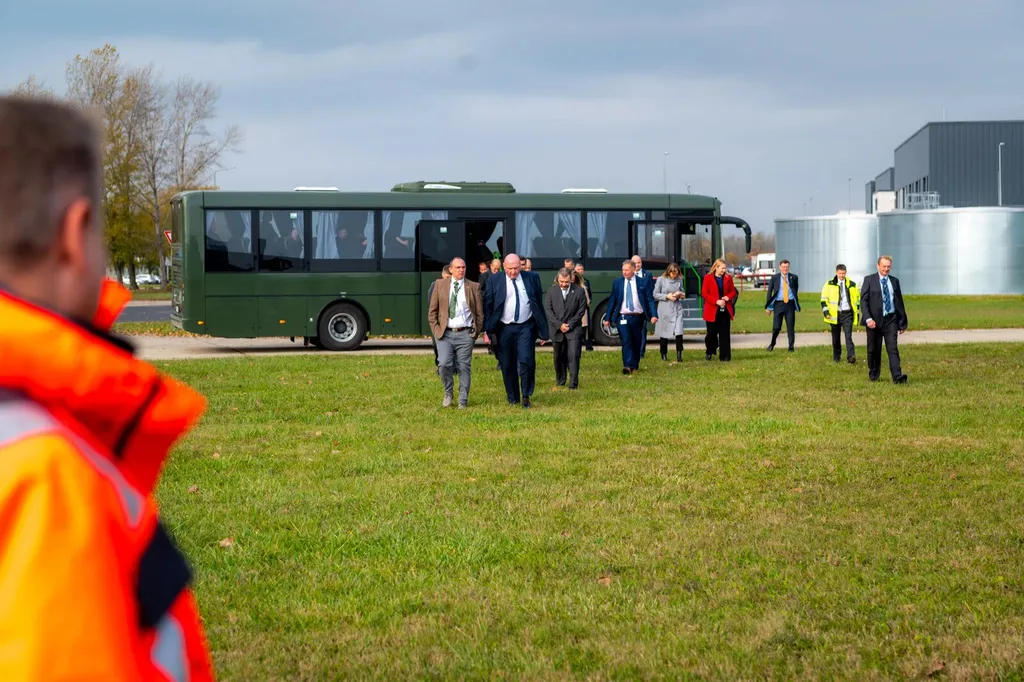 magyarepitok.hu, Pápa, alapkőletétel, korszerű légiteherforgalmi központ, Pápa 