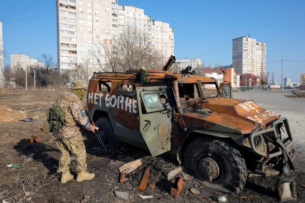 Ukrán válság 2022, ukrán, orosz, háború, orosz-ukrán háború, ukrán konfliktus, ukrán katona,
Ukrán katona néz egy megrongálódott orosz katonai járművet a kelet-ukrajnai Harkov 