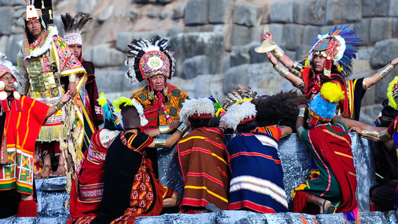 Áldozatbemutatást játszanak el egy perui fesztivál hagyományőrzői, inka áldozat