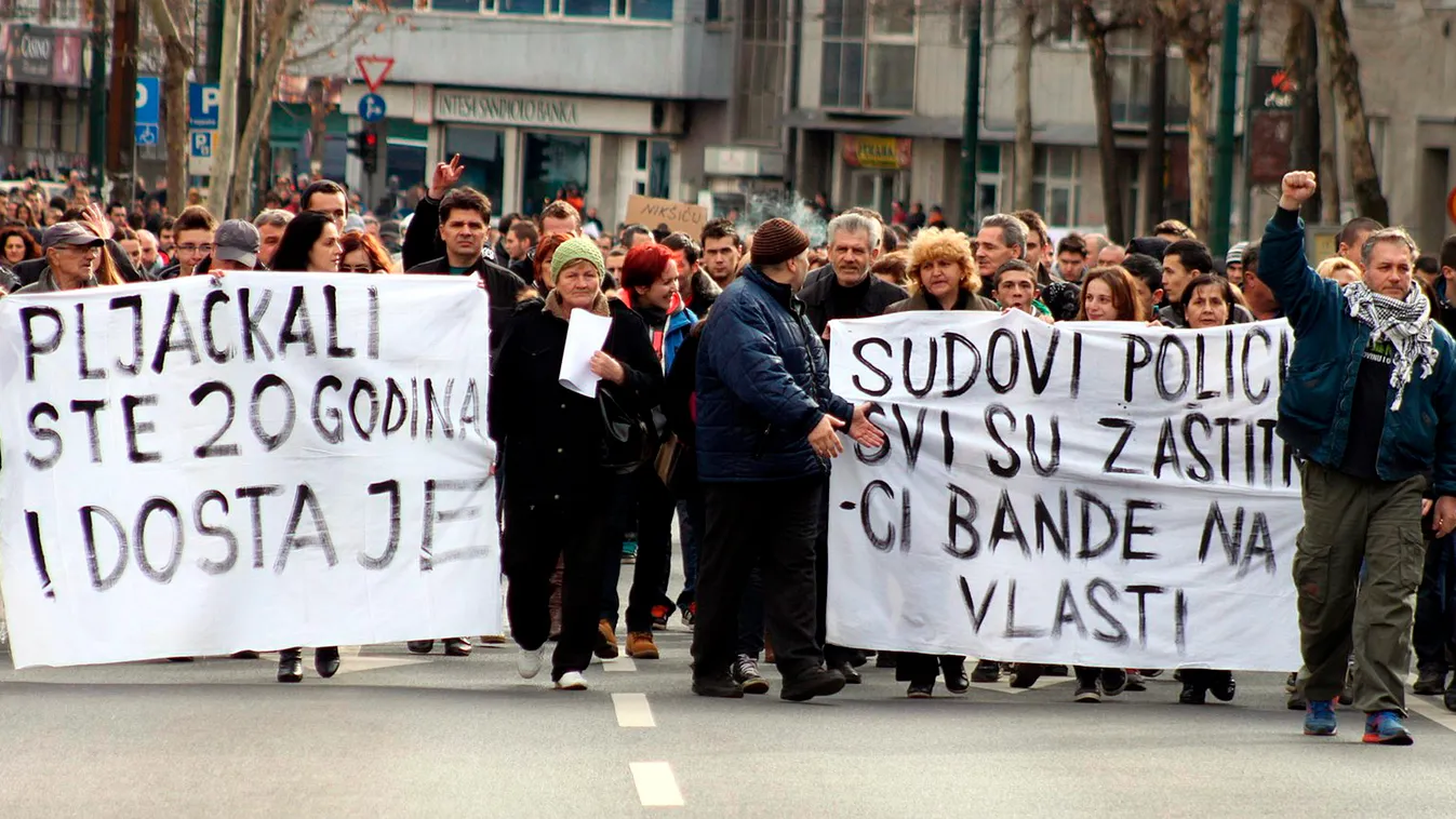 bosznia, szarajevó, "Húsz évig raboltatok!" és "A bíróság és a rendőrség is a hatalmon lévőket védi!" feliratokkal tüntetnek a rossz gazdasági helyzet és a magas munkanélküliség ellen a boszniai fővárosban, Szarajevóban 2014. február 10-én 