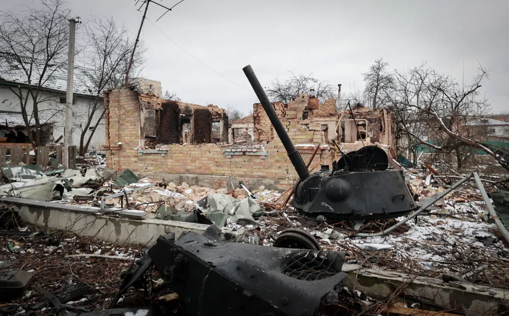 Ukrán válság 2022, orosz, ukrán, háború, Ukrajna, Bucsa, megrongálódott orosz harci járművek, romos épület 