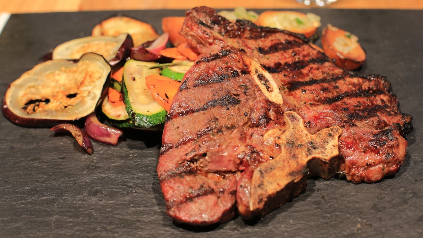 Josperben készült zöldfűszeres T-bon steak grillzöldségekkel, pirított burgonyával, fűszerolajjal 