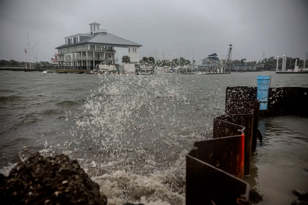 Zeta hurrikán  USA időjárás 
 Hurricane Zeta Barrels Down On Louisiana Coast GettyImageRank2 Crash WAVE ENVIRONMENT HORIZONTAL USA Louisiana New Orleans Weather Color Image Photography Lake Pontchartrain Landfall Gulf Coast States Hurricane Zeta 