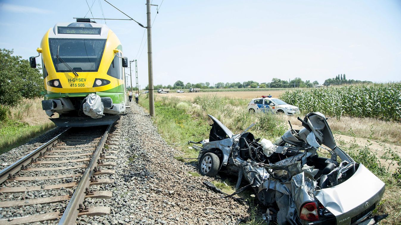 Csorna, 2015. július 23.
Személyautó roncsa egy vonat mellett, amellyel összeütközött Csornán 2015. július 23-án. Az autóban utazó négy ember, köztük egy gyermek életét vesztette.
MTI Fotó: Krizsán Csaba 