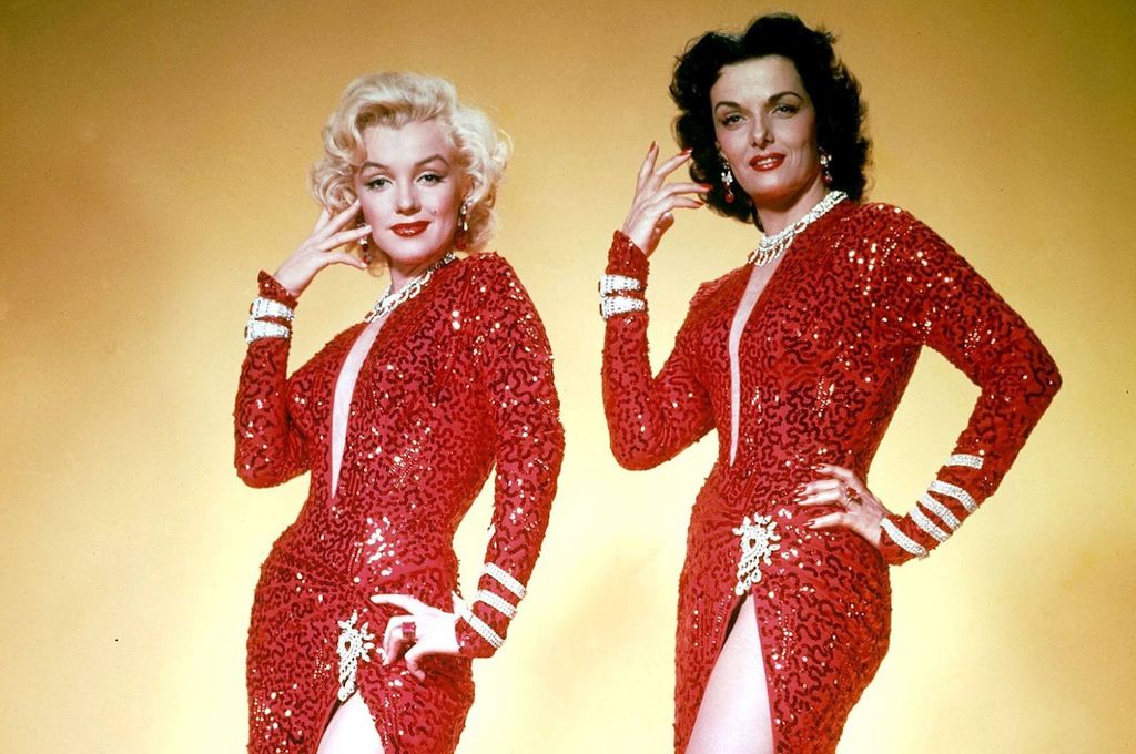 Howard Hawks rendezte talán leghíresebb filmjében: a Szőkék előnyben (1953) c. Marilyn Monroe oldalán alakított szépreményű showgirlt. 