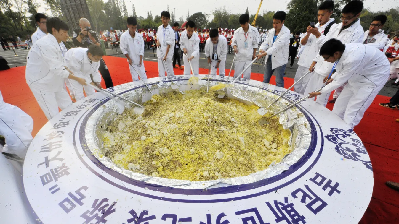 Yangzhou stripped of fried rice record after waste scandal China Chinese Jiangsu Yangzhou fried rice Guinness World Record rízs Kína 