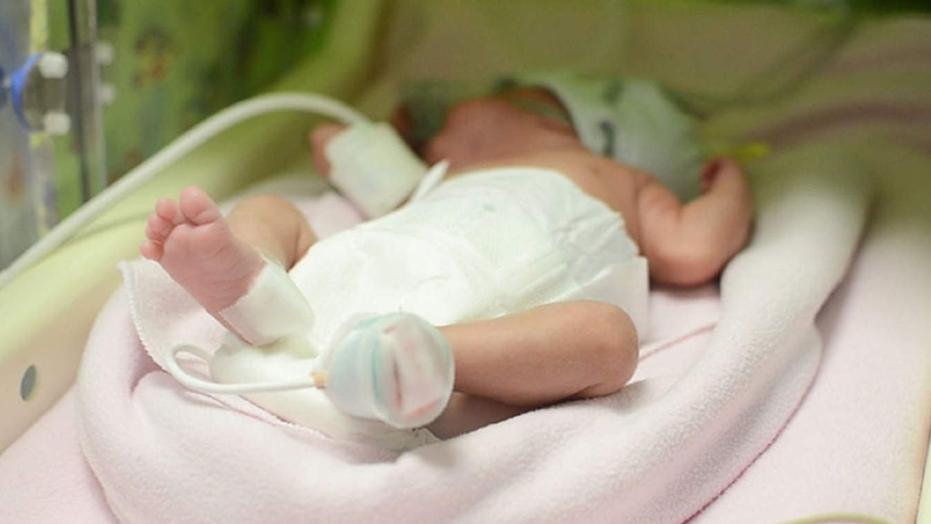 Harmincegy éves agyhalott nő egészséges babát szült Debrecenben, baba, újszülött