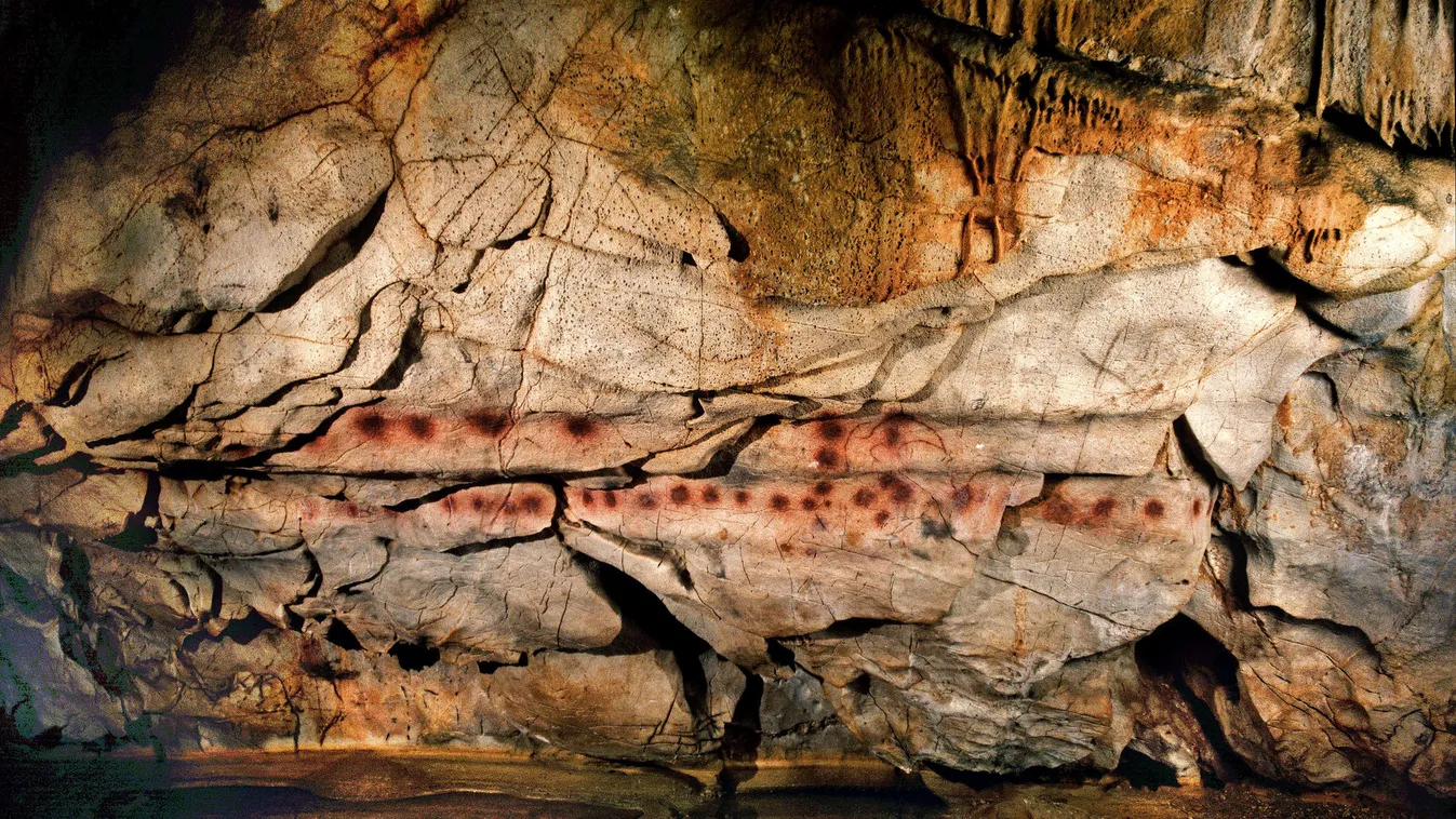 El Castillo, barlangrajz, absztrakt alakzatok. Európa ma ismert legősibb, több mint 40800 éves barlangrajzai az El Castillo barlangban, 2012. június.